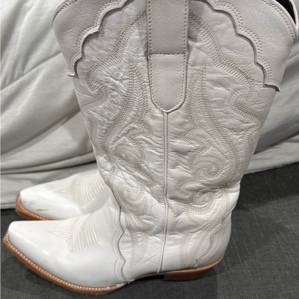 J.B. Dillon White Heeled Boots - Picture 2 of 3
